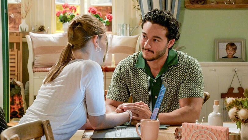 "Rote Rosen": Bella und Elyas versprechen sich nach einem Streit, in Zukunft immer offen zueinander zu sein.