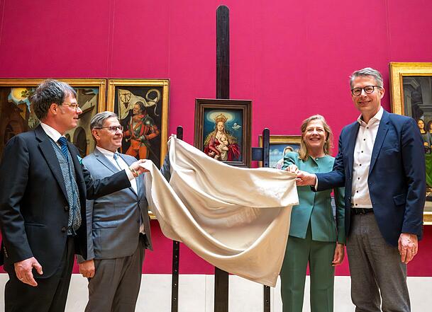 Das Werk "Maria als Himmelskönigin" bereichert fortan die Alte Pinakothek. Auch Kunstminister Markus Blume war bei der Vorstellung anwesend. Das Werk "Maria als Himmelskönigin" bereichert fortan die Alte Pinakothek. Auch Kunstminister Markus Blume war bei der Vorstellung anwesend.