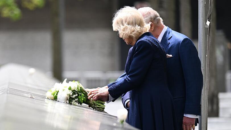 König Charles III. und Königin Camilla haben während ihres US-Aufenthalts vor wenigen Monaten bereits Blumen am 9/11 Memorial and Museum in New York niedergelegt. König Charles III. und Königin Camilla haben während ihres US-Aufenthalts vor wenigen Monaten bereits Blumen am 9/11 Memorial and Museum in New York niedergelegt.