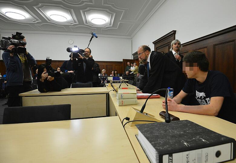 Prozessauftakt in Nürnberg: Die Verteidigung hält den Totschlagsvorwurf für übertrieben, zumal aus ihrer Sicht nicht bewiesen ist, dass ihr Mandant zugestochen hat.