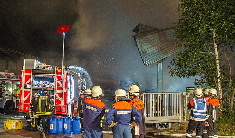 Großbrand in einem Sägewerk in Krumbach. Die Bilder vom Feuerwehreinsatz.