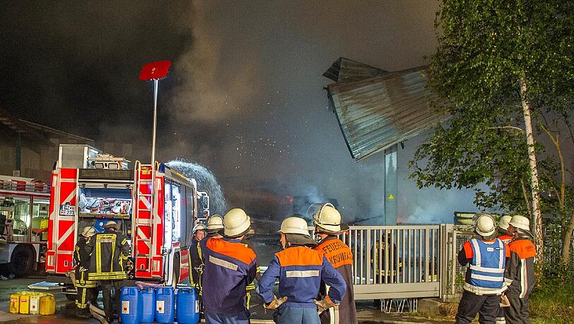 Großbrand in einem Sägewerk in Krumbach. Die Bilder vom Feuerwehreinsatz. Großbrand in einem Sägewerk in Krumbach. Die Bilder vom Feuerwehreinsatz.