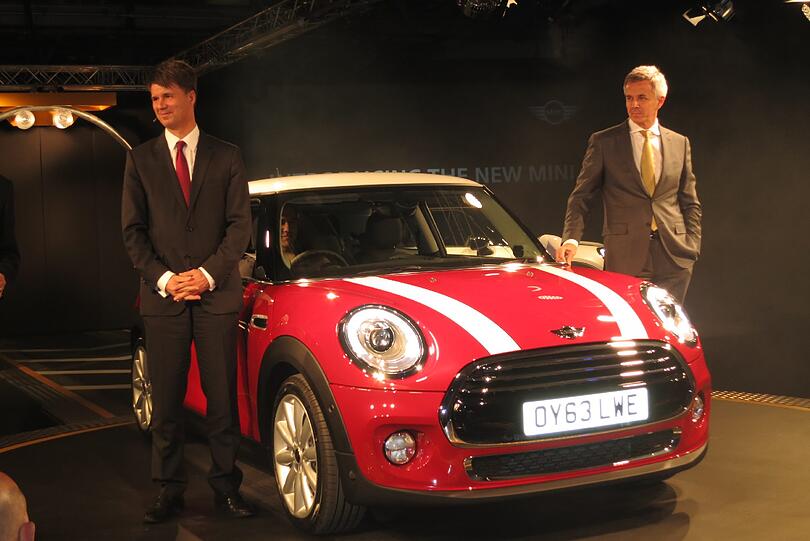 Der neue Mini mit seinem Vätern: BMW-Produktionsvorstand Harald Krüger (l.) und Mini-Vorstand Peter Schwarzenbauer.