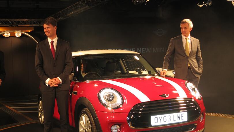 Der neue Mini mit seinem Vätern: BMW-Produktionsvorstand Harald Krüger (l.) und Mini-Vorstand Peter Schwarzenbauer. Der neue Mini mit seinem Vätern: BMW-Produktionsvorstand Harald Krüger (l.) und Mini-Vorstand Peter Schwarzenbauer.