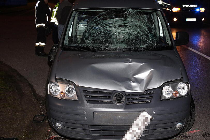 Tragischer Zusammenstoß in Altenmarkt: Ein VW Caddy erwischt am frühen Samstagmorgen einen Fußgänger frontal.