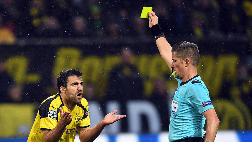 Im Gegensatz zu den Bayern hat Borussia Dortmund schon Bekanntschaft mit Daniele Orsato in der Champions League gemacht. Hier gab's letztes Jahr gelb für Sokratis im Viertelfinal-Hinspiel gegen AS Monaco. Im Gegensatz zu den Bayern hat Borussia Dortmund schon Bekanntschaft mit Daniele Orsato in der Champions League gemacht. Hier gab's letztes Jahr gelb für Sokratis im Viertelfinal-Hinspiel gegen AS Monaco.