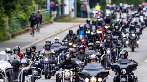 Motorradfahrer beteiligen sich an einem Fahrzeugkorso durch die Innenstadt in München.