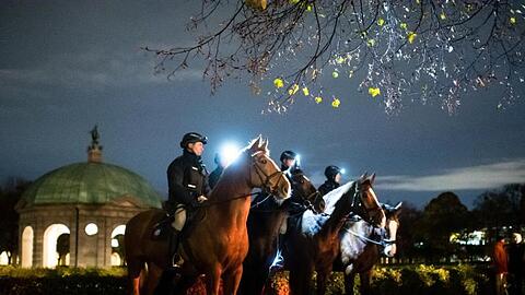 Polizisten auf Pferden bewachen das Bundeswehr-Gelöbnis im Münchner Hofgarten. Foto: Matthias Balk/dpa