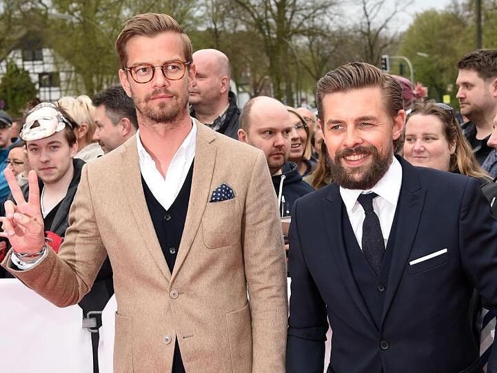 Die Moderatoren Joko Winterscheidt (l) und Klaas Heufer-Umlauf kommen 2018 zur Verleihung der 54. Grimme-Preise.