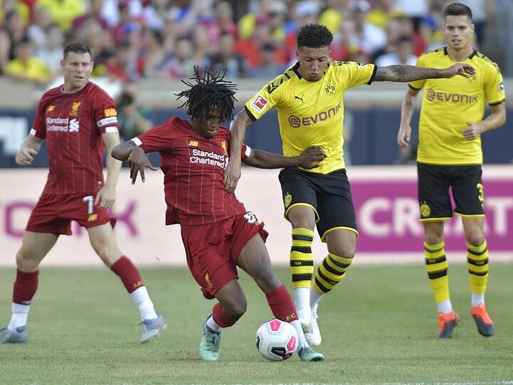 Liverpools Yasser Larouci (2.v.l) und Dortmunds Jadon Sancho (2.v.r) im Zweikampf um den Ball.