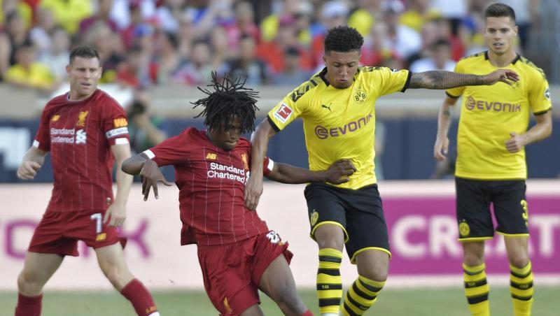 Liverpools Yasser Larouci (2.v.l) und Dortmunds Jadon Sancho (2.v.r) im Zweikampf um den Ball. Liverpools Yasser Larouci (2.v.l) und Dortmunds Jadon Sancho (2.v.r) im Zweikampf um den Ball.