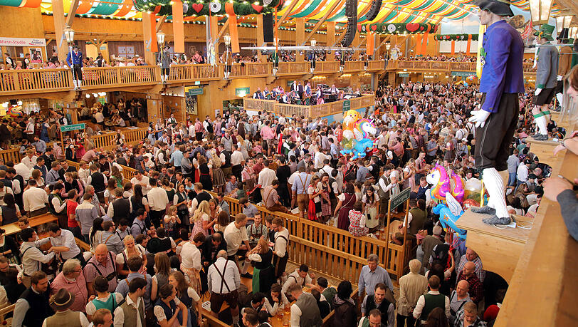 News zum Oktoberfest 2023: Neuer Trend nervt Wiesn-Bedienungen