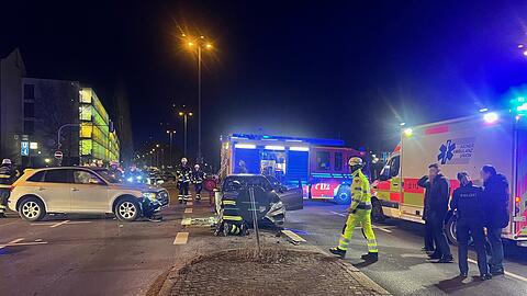 Eine der beiden verletzten Frauen mussten die Feuerwehrleute mithilfe von hydraulischem Rettungsgerät aus ihrem Unfallwagen bergen.