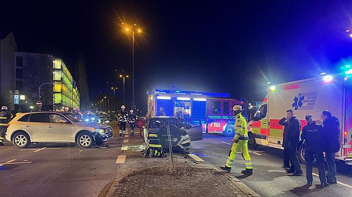 Eine der beiden verletzten Frauen mussten die Feuerwehrleute mithilfe von hydraulischem Rettungsgerät aus ihrem Unfallwagen bergen.