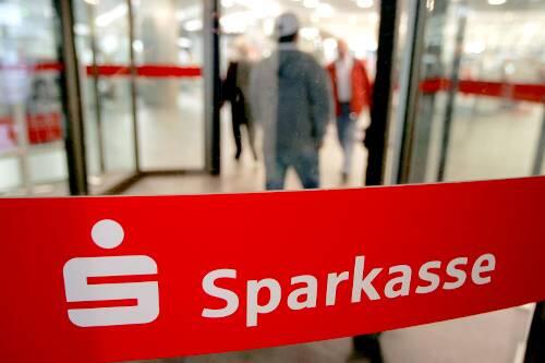 Eingang zu einer Sparkassenfiliale: Kunden sollten ihre Verträge neu berechnen lassen, raten Verbraucherschützer.