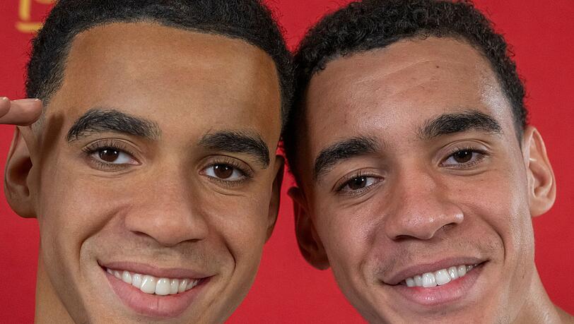 Welcher ist der echte? Jamal Musiala (rechts) und seine Wachsfigur von Madame Tussauds.