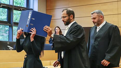 Die Angeklagte sitzt seit Herbst in Untersuchungshaft.