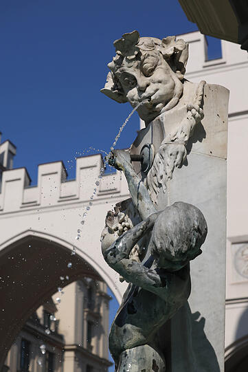 Immerhin: Das Brunnenbuberl am Stachus spuckt noch Wasser. Immerhin: Das Brunnenbuberl am Stachus spuckt noch Wasser.