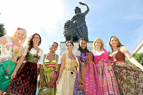 Echtes Wiesnwetter: Blauer Himmel, Sonnenschein und natürliche ein fesches Dirndl. Bald wird das Oktoberfest eröffnet - auf diese Outfits müssen wir uns gefasst machen.