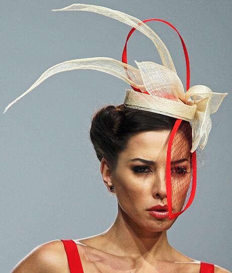 In Moskau findet vom 24. - 28. Oktober die Volvo Fashion Week statt. Schöne Frauen, schrille Outfits und jede Menge Glamour. Die Bilder von der Fahsion Week.