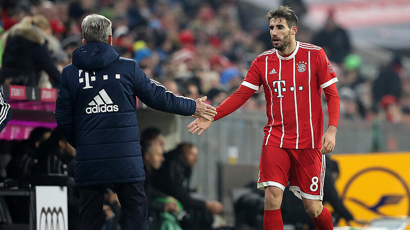 FCB-Trainer Jupp Heynckes (l.) lässt Javi Martínez wieder im defensiven Mittelfeld auflaufen.