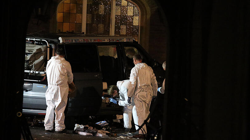 Spurensicherung arbeitet am Tatfahrzeug. Bei der Amokfahrt mit einem Kleintransporter wurden zwei Menschen getötet. Anschließend erschoss sich der Täter selbst.