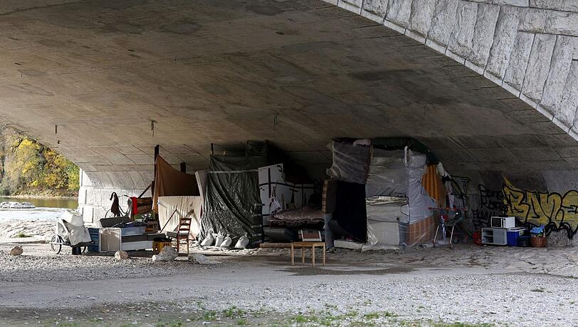 Übernachten im Freien ist gefährlich, deshalb soll es jetzt in München einen Wärmebus und ganzjährigen Übernachtungsschutz geben. (Symbolbild) Übernachten im Freien ist gefährlich, deshalb soll es jetzt in München einen Wärmebus und ganzjährigen Übernachtungsschutz geben. (Symbolbild)