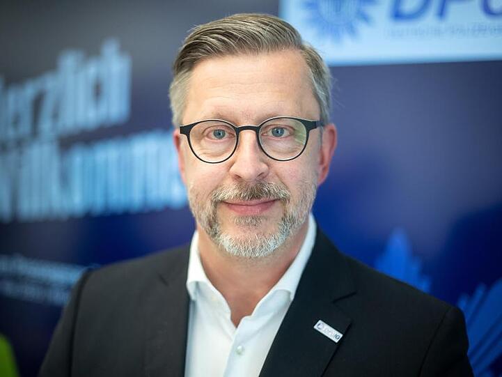 Rainer Nachtigall, Landesvorsitzender der Deutschen Polizeigewerkschaft (DPolG) in Bayern, schaut in die Kamera. Foto: Sina Schuldt