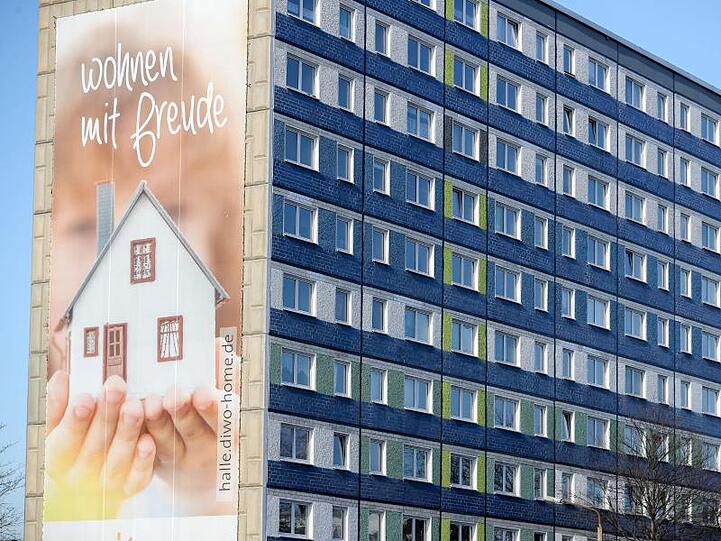 Die Mietpreisbremse hatte einige Schwachstellen - und wirkte deshalb anfangs kaum. Jetzt bessert die Bundesregierung erneut nach. Einige Mieter können sich auf hohe Erstattungen freuen - wenn der Bundestag zustimmt.