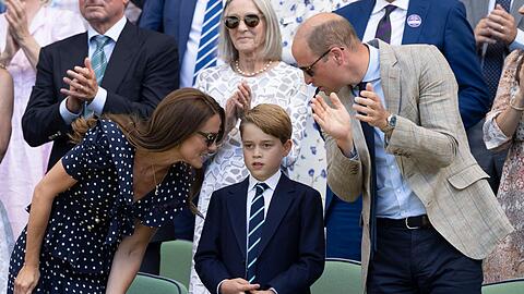 Beobachten George ganz genau: Mama Kate und Papa William