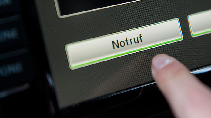das eCall-System, welches bei Unfällen automatisch Hilfe ruft, ist seit 2018 Pflicht in Neuwägen.