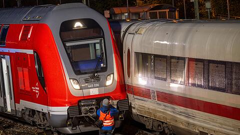 Ein Regionalzug (l) ist mit einem ICE zusammengestoßen.