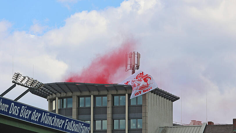 Zündeten rote Bengalos hinter dem Grünwalder Stadion: Die Fans des FC Bayern.