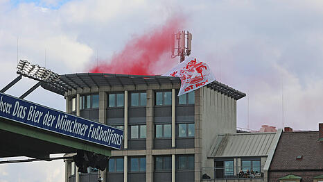 Zündeten rote Bengalos hinter dem Grünwalder Stadion: Die Fans des FC Bayern.