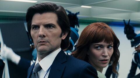 Adam Scott und Britt Lower in "Severance".