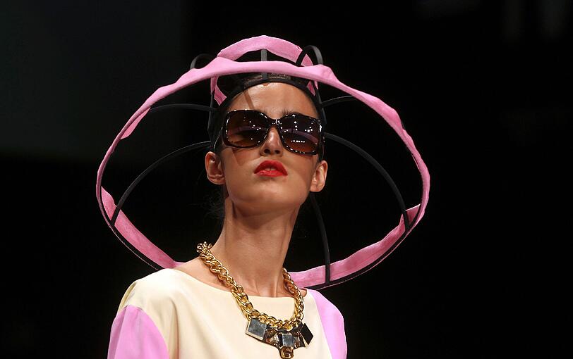 Fashion Week in der indischen Hafenmetropole Mumbai: Manche Kreationen sehen aus, als kämen sie von einem anderen Planeten. Der Stil bewegt sich in gewagter Weise zwischen Lady Gaga, Star Wars und Minnie Maus.