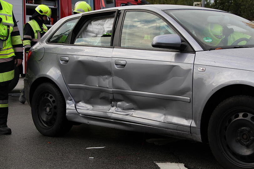 Unfall auf einer Kreuzung in Waldkraiburg. Eine Person wurde im Fahrzeug eingeschlossen und musste von der Feuerwehr befreit werden. Die Bilder vom Unfallort.