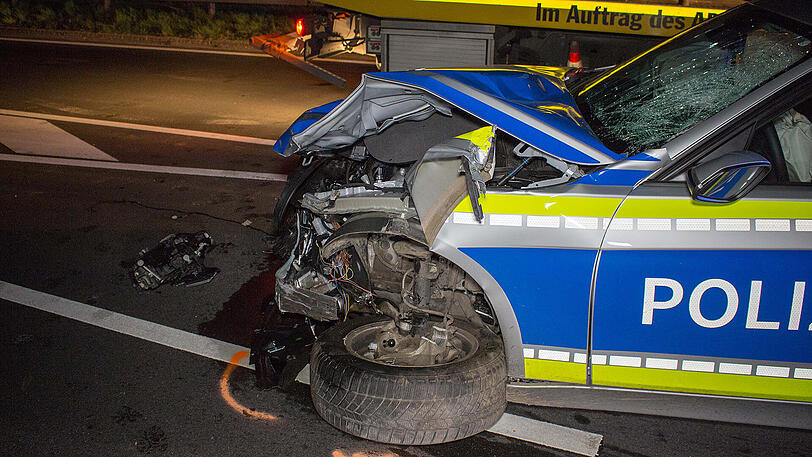 Ein Trümmerfeld auf der Staatsstraße 2245 in Zirndorf: Der Rollerfahrer starb noch vor Ort, der 30-Jährige stieß mit einem Streifenwagen zusammen, der gerade auf Einsatzfahrt war. Die Bilder.