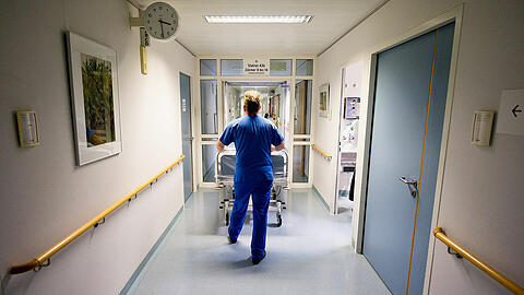 Ein Unbekannter begrabschte zwei Rentnerinnen im Krankenhaus und flüchtete daraufhin.