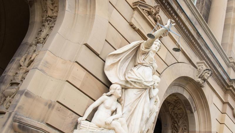 Vor dem Gerichtsgebäude hält eine Statue der Justitia eine Waagschale. Foto: Stefan Puchner/dpa/Archivbild Vor dem Gerichtsgebäude hält eine Statue der Justitia eine Waagschale. Foto: Stefan Puchner/dpa/Archivbild