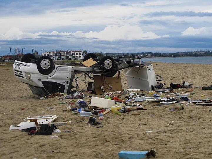 Ein umgestürztes Auto an einem Strand bei dem Dorf Sozopoli in der Region Chalkidiki in Nordgriechenland.