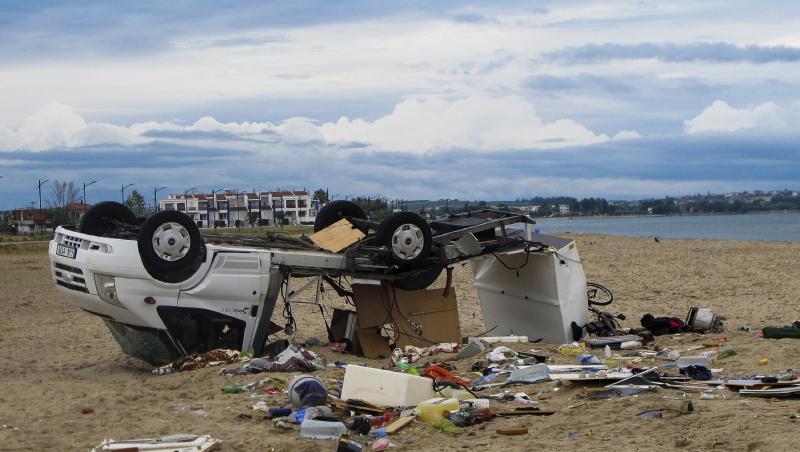 Ein umgestürztes Auto an einem Strand bei dem Dorf Sozopoli in der Region Chalkidiki in Nordgriechenland. Ein umgestürztes Auto an einem Strand bei dem Dorf Sozopoli in der Region Chalkidiki in Nordgriechenland.