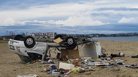 Ein umgestürztes Auto an einem Strand bei dem Dorf Sozopoli in der Region Chalkidiki in Nordgriechenland.