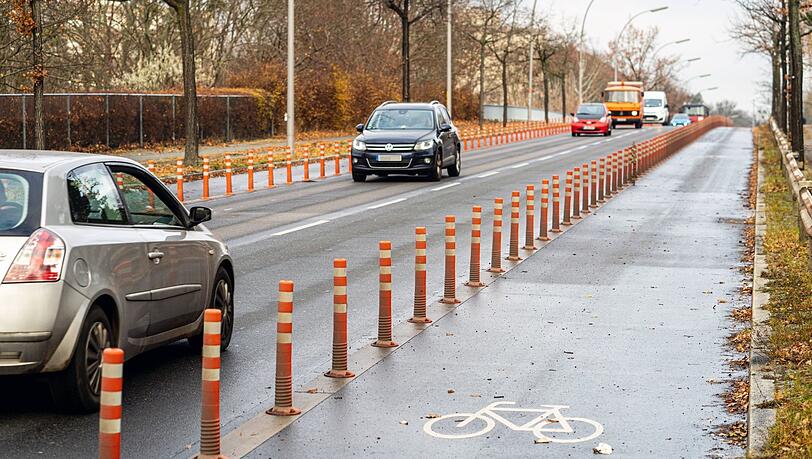 So sieht eine "Protected Bike Lane" in Berlin aus.