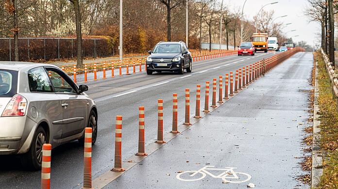 So sieht eine "Protected Bike Lane" in Berlin aus.