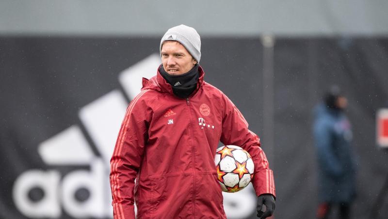 Trainer Julian Nagelsmann vom FC Bayern München beobachtet das Training.