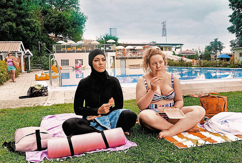 Nilam Farooq als Yasemin (links) und Julia Jendroßek als Paula haben einen nicht ganz entspannten Nachmittag im Freibad.