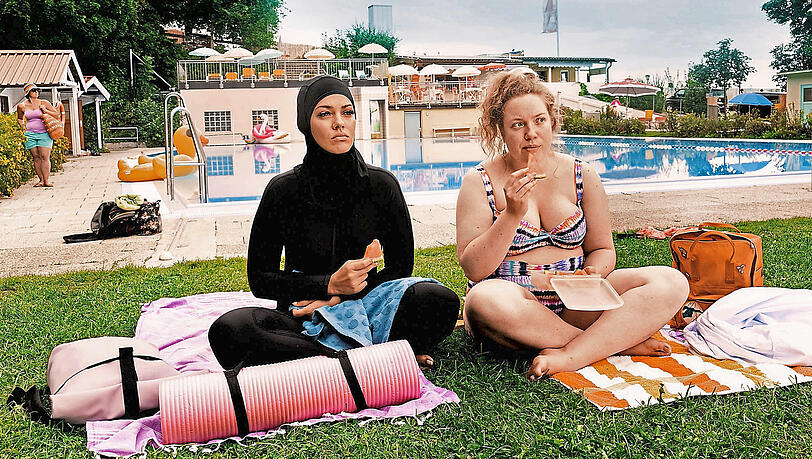 Nilam Farooq als Yasemin (links) und Julia Jendroßek als Paula haben einen nicht ganz entspannten Nachmittag im Freibad. Nilam Farooq als Yasemin (links) und Julia Jendroßek als Paula haben einen nicht ganz entspannten Nachmittag im Freibad.