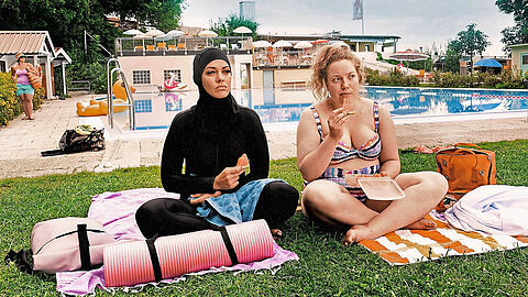 Nilam Farooq als Yasemin (links) und Julia Jendroßek als Paula haben einen nicht ganz entspannten Nachmittag im Freibad.