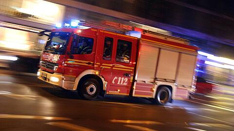 Essen auf dem Herd vergessen und eingeschlafen: Ein aufmerksamer Nachbar rief die Feuerwehr. (Symbolbild)